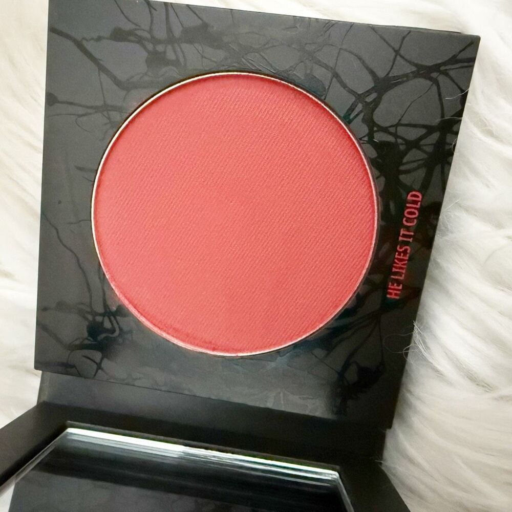 STRANGER THINGS x MAC | Limited Edition Powder Blush "He Likes It Cold" | .21 oz - Picture 6 of 6